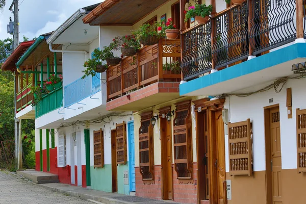 Colorata architettura coloniale in Colombia — Foto Stock