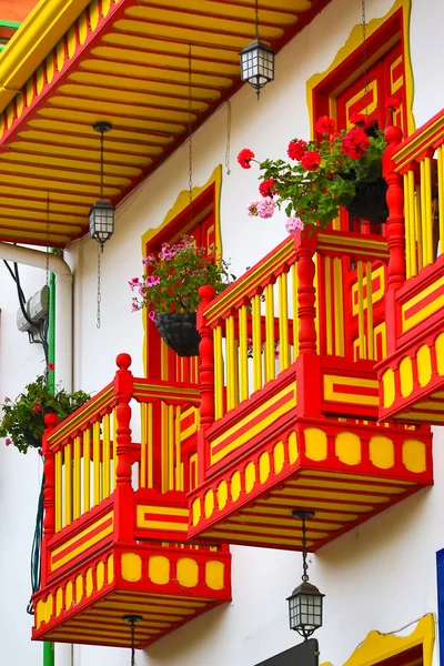 Colorida arquitectura colonial en Colombia — Foto de Stock