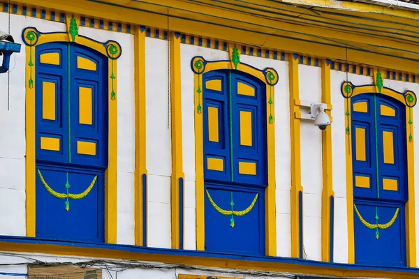 Puerta colorida en Colombia — Foto de Stock