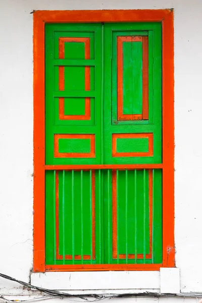 Красочная дверь в Саленто — стоковое фото