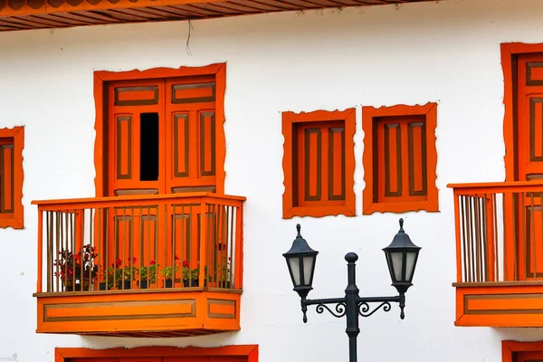 Puerta colorida en Colombia — Foto de Stock