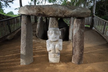 San Agustin Kolomb öncesi heykeli 