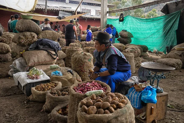 Чоловік продає картопля — стокове фото