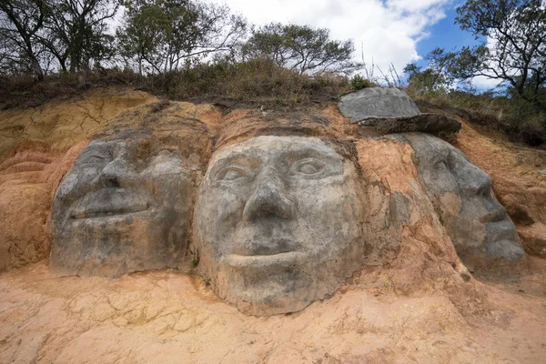 Estatuas talladas en colina de carretera en Colombia —  Fotos de Stock