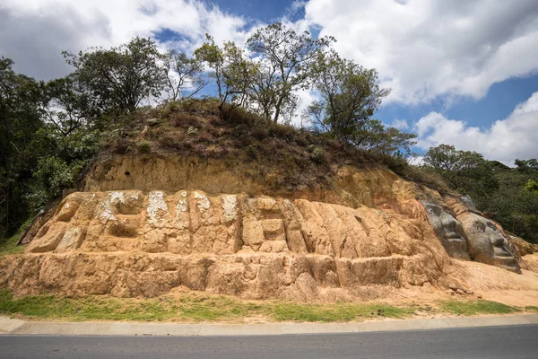 Beelden uitgehouwen in langs de weg heuvel in Colombia — Stockfoto