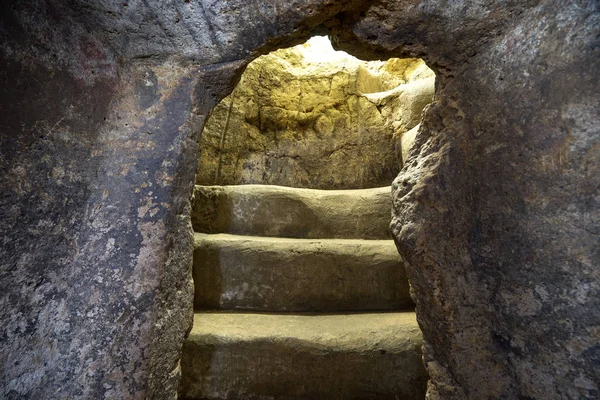 merdiven yeraltı mezar