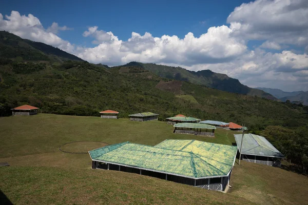 Onvoltooide panama hoeden in fabriek — Stockfoto