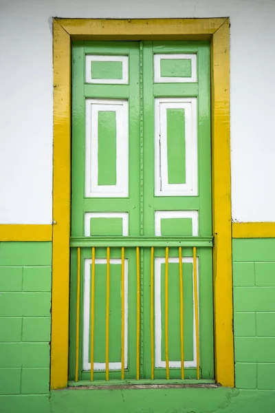 Détails de porte colorés en bois — Photo