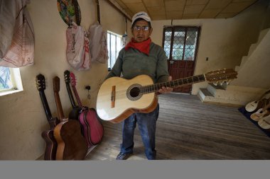 Onun dükkanında Ekvador luthier 