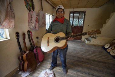 Onun dükkanında Ekvador luthier