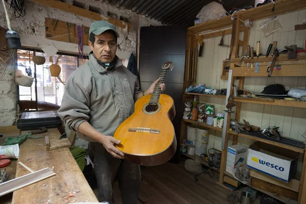 Ecuadorian luthier in his shop — Stock Photo, Image