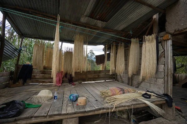 Chapeau panama matériau séchage à l'extérieur — Photo