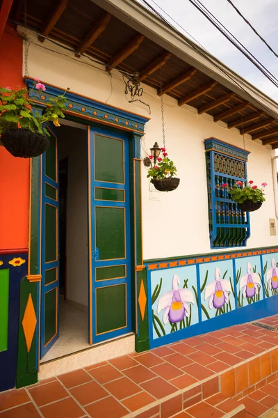 Kleurrijke huis in Colombia — Stockfoto