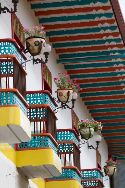 Balcones coloridos coloniales — Foto de Stock