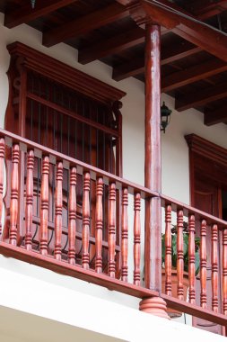 Koloni ahşap balkon