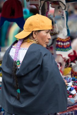 yerli kadın beyzbol şapkası ile