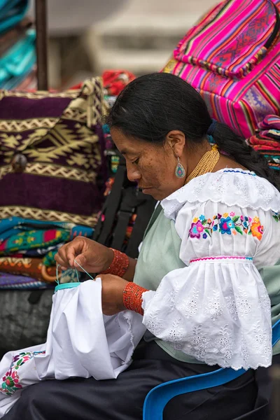 Mujer indígena en el mercado artesanal — Foto de Stock