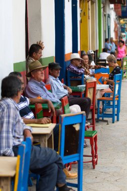 kahve evin önünde oturan adam 