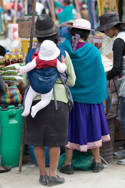 Mujer indígena que lleva un niño pequeño — Foto de Stock