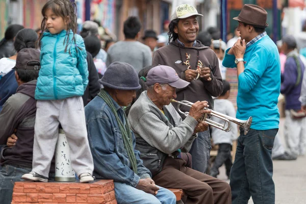 Homem tocando trompete na rua — Fotografia de Stock