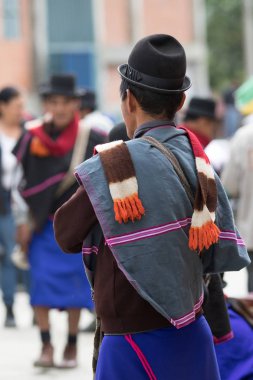 yerli adam tradittional aşınmaya 