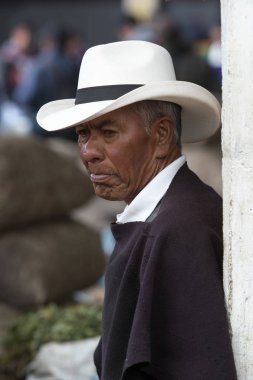 Sombrero giyen Kolombiyalı adam 