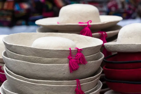 Traditionelle indigene Hüte in Ecuador — Stockfoto