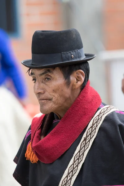 Guambiano homem em desgaste tradicional — Fotografia de Stock