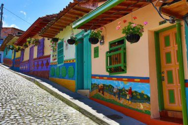 Guatape Kolombiya renkli sömürge mimarisi 