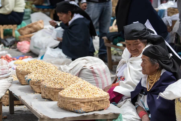içinde belgili tanımlık çarşı yerli kadınlar 