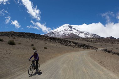 bir motorcu Chimborazo tozlu yola azalan
