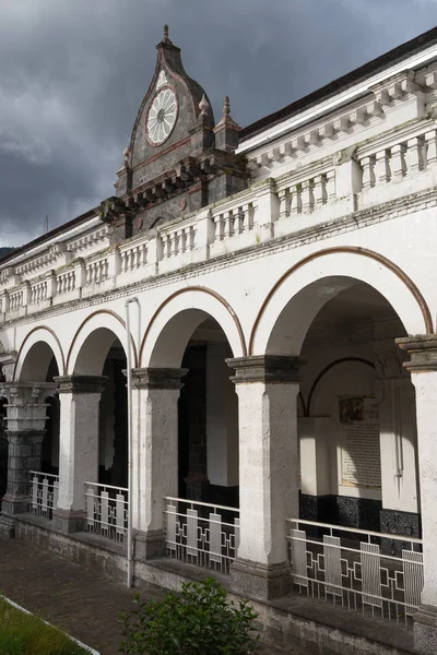 Gyarmati katedrális építése Banos Ecuadorban — Stock Fotó