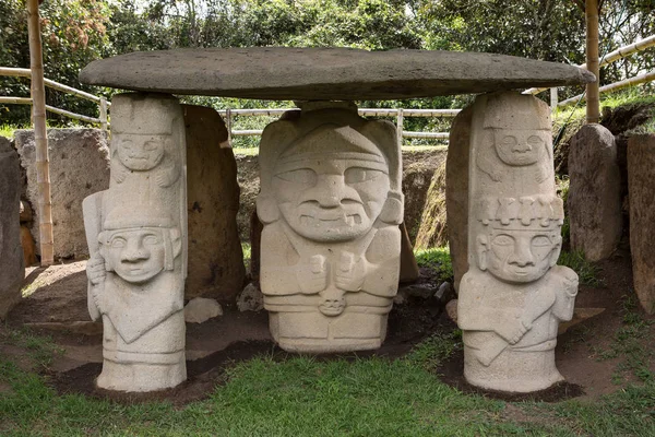 Antiguas estatuas funerarias en Colombia —  Fotos de Stock