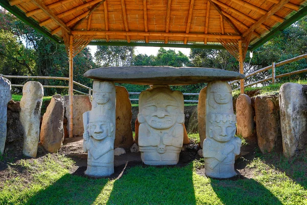 Oude Colombiaanse standbeelden — Stockfoto