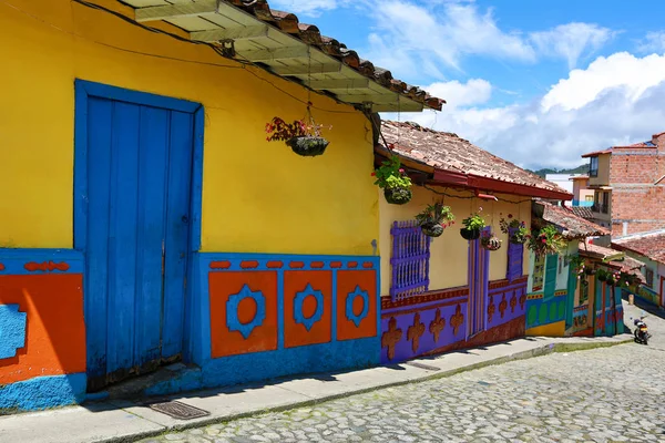 Kolombiya renkli koloni binaları 