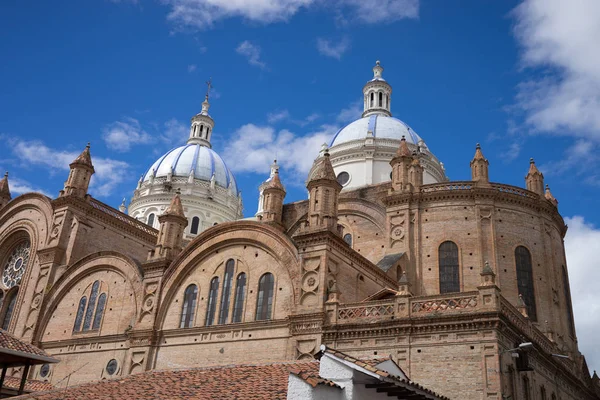 Esterno della cattedrale coloniale a Cuenca — Foto Stock