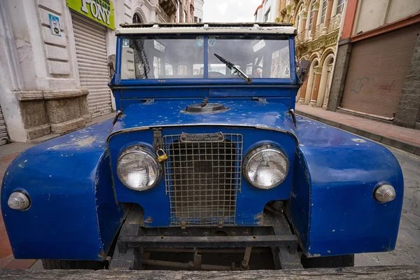 Винтажный автомобиль в Cuenca — стоковое фото