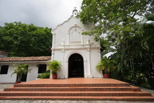 Pequena igreja colonial — Fotografia de Stock