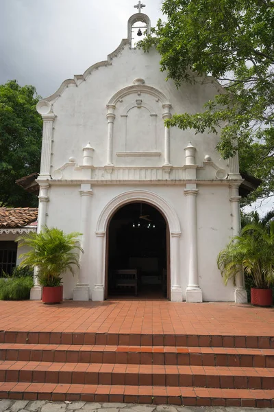 Pequena igreja colonial — Fotografia de Stock