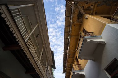 binalar arasında dar boşluk