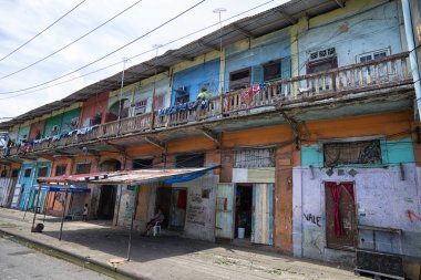 İki nokta üst üste Panama liman kenti