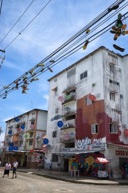 İki nokta üst üste Panama mimarisi