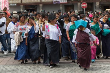sokakta yürüyen Punchi Warmi kutlamaları sırasında yerli Kichwa kadınlar