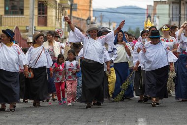 yerli kadınlar Cotacachi Ekvador'da kutluyor 
