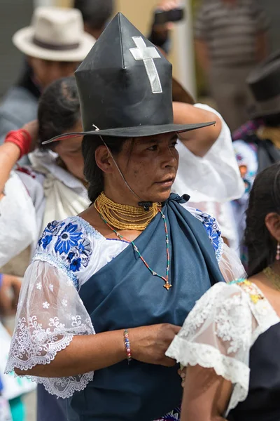 Traditionell gekleidete kichwa-frau in cotacachi ecuador — Stockfoto