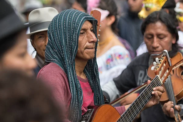 Indigenous man playing the guitar in Cotacachi Ecuador — Stock Photo, Image