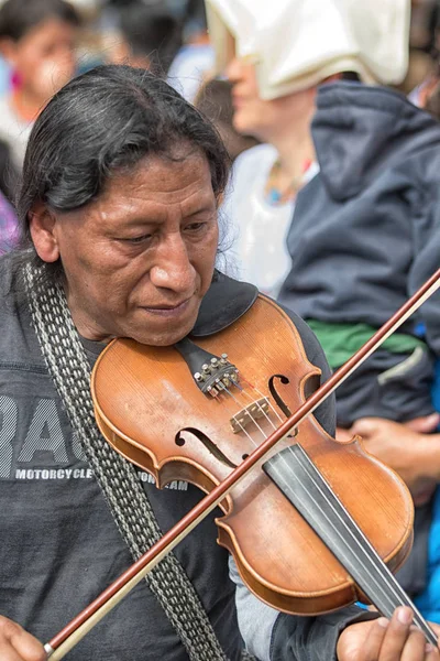 コタカチ エクアドルのバイオリンの演奏先住民の男 — ストック写真