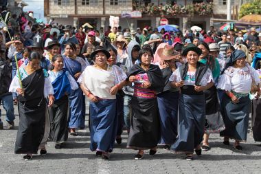 yerli kadınlar Cotacachi Ekvador'da kutluyor 
