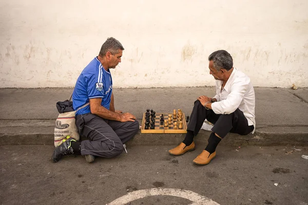 Hombres colombianos jugando ajedrez en la acera — Foto de Stock