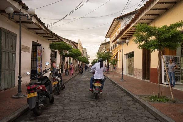 Vista de la calle de Buga colonial en Colombia — Foto de Stock